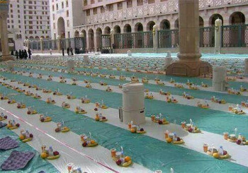 Подготовка к ифтару на наружней территории мечети пророка,  г. Медина