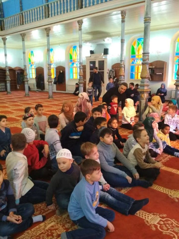 Дети на мавлиде в мечети